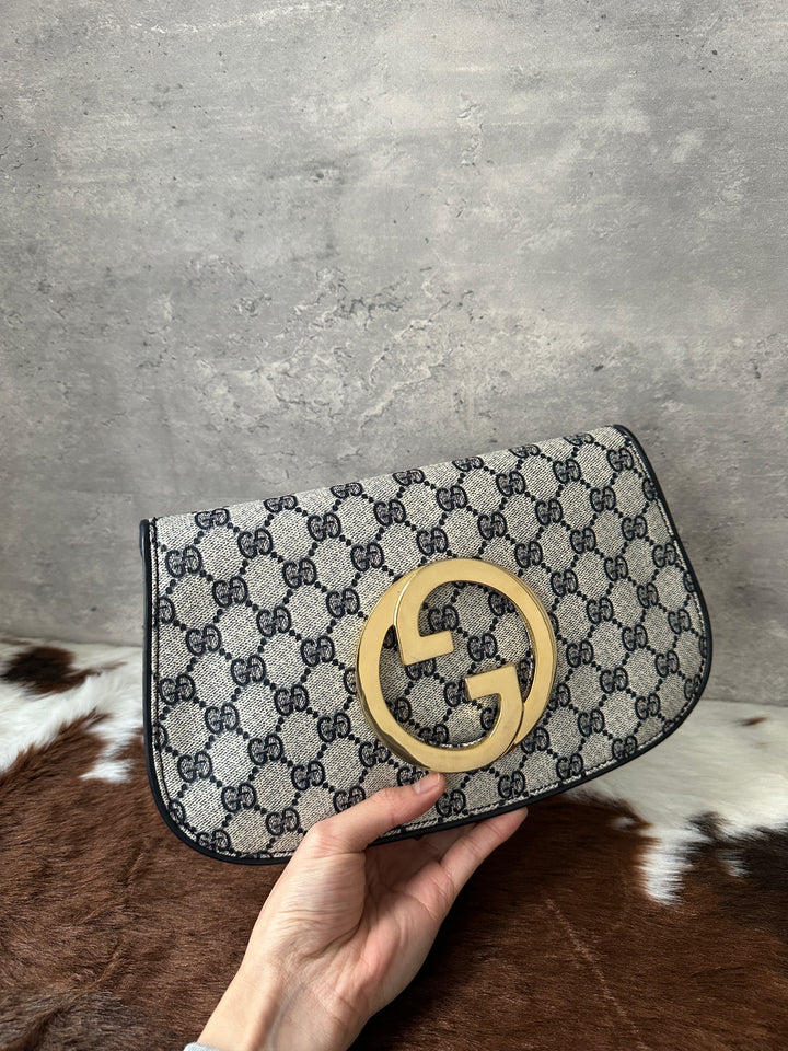 Gucci “GG Monogram Clutch with Oversized Gold Logo” ✨ | Convertible Crossbody & High-Value Classic