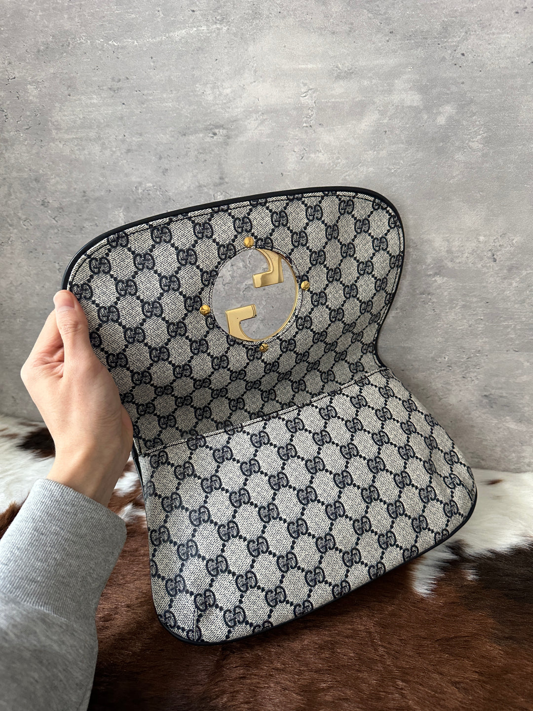 Gucci “GG Monogram Clutch with Oversized Gold Logo” ✨ | Convertible Crossbody & High-Value Classic