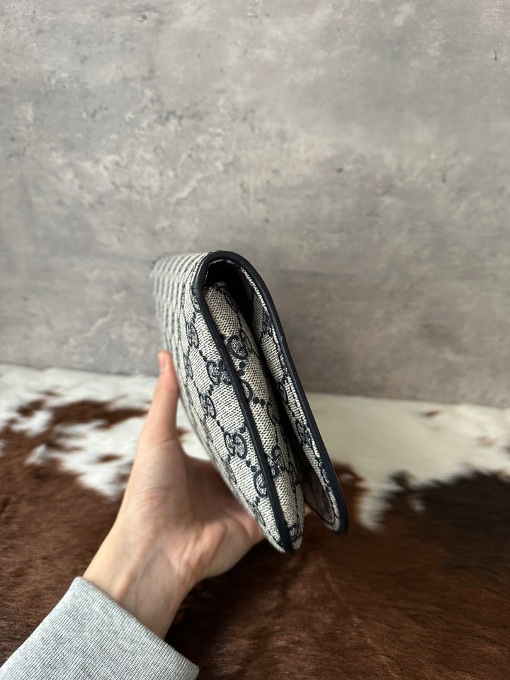 Gucci “GG Monogram Clutch with Oversized Gold Logo” ✨ | Convertible Crossbody & High-Value Classic