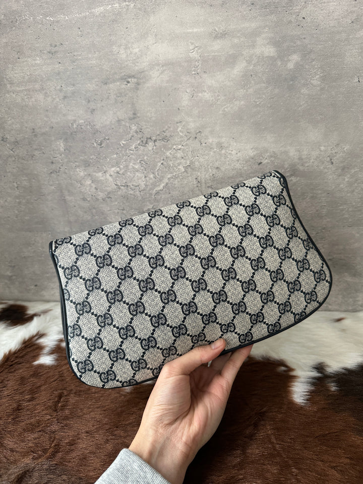 Gucci “GG Monogram Clutch with Oversized Gold Logo” ✨ | Convertible Crossbody & High-Value Classic