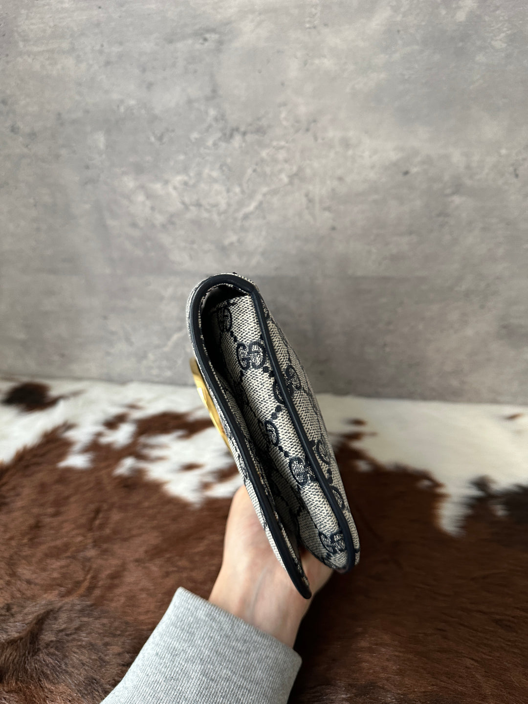 Gucci “GG Monogram Clutch with Oversized Gold Logo” ✨ | Convertible Crossbody & High-Value Classic