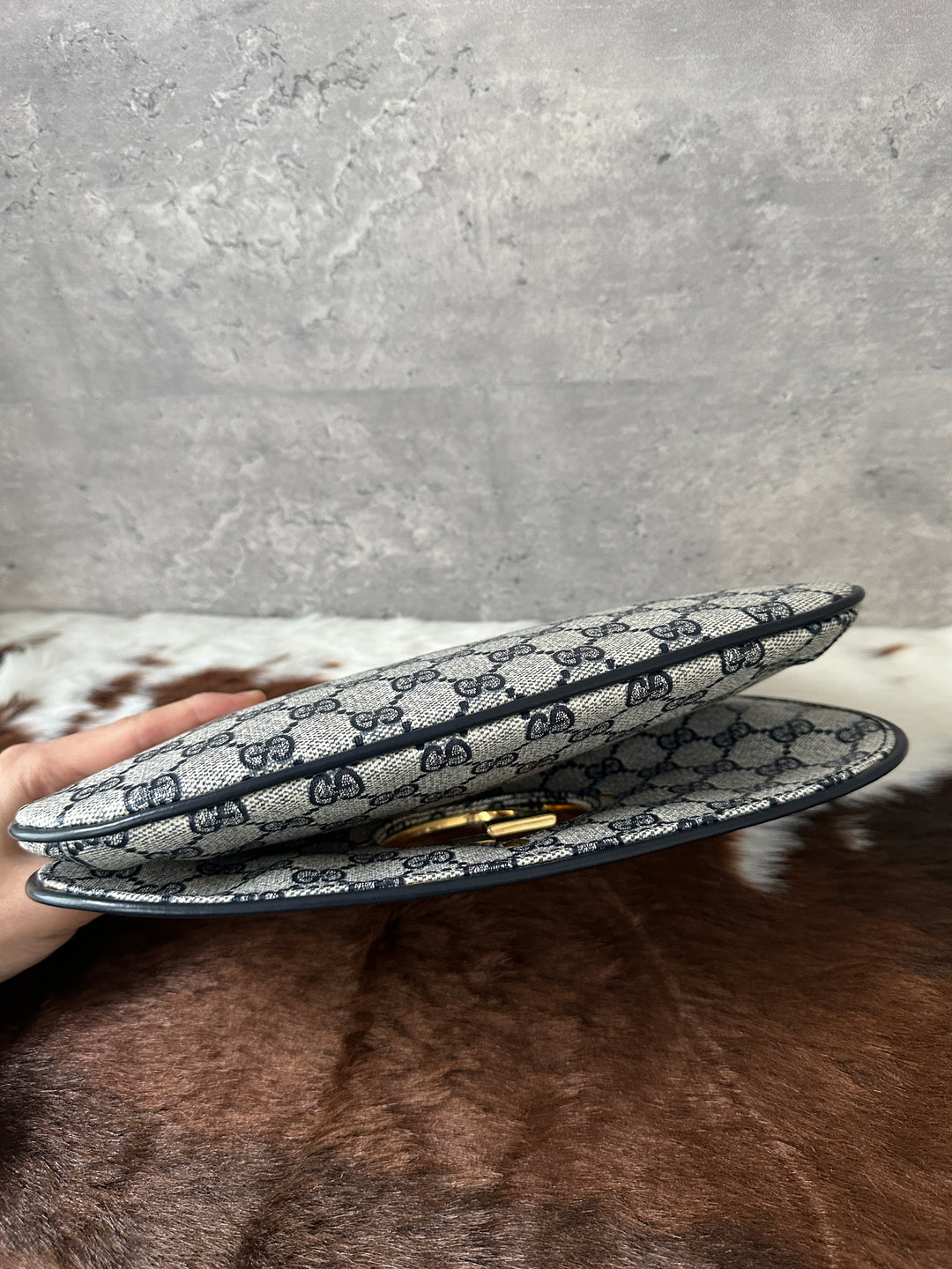 Gucci “GG Monogram Clutch with Oversized Gold Logo” ✨ | Convertible Crossbody & High-Value Classic