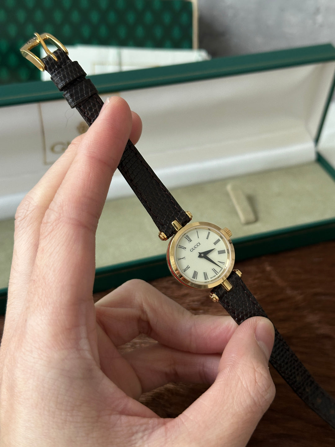 Gucci “Vintage Lizard Leather Watch” ⌚✨ | Full Set • Retro Charm • Iconic Stripe Detail