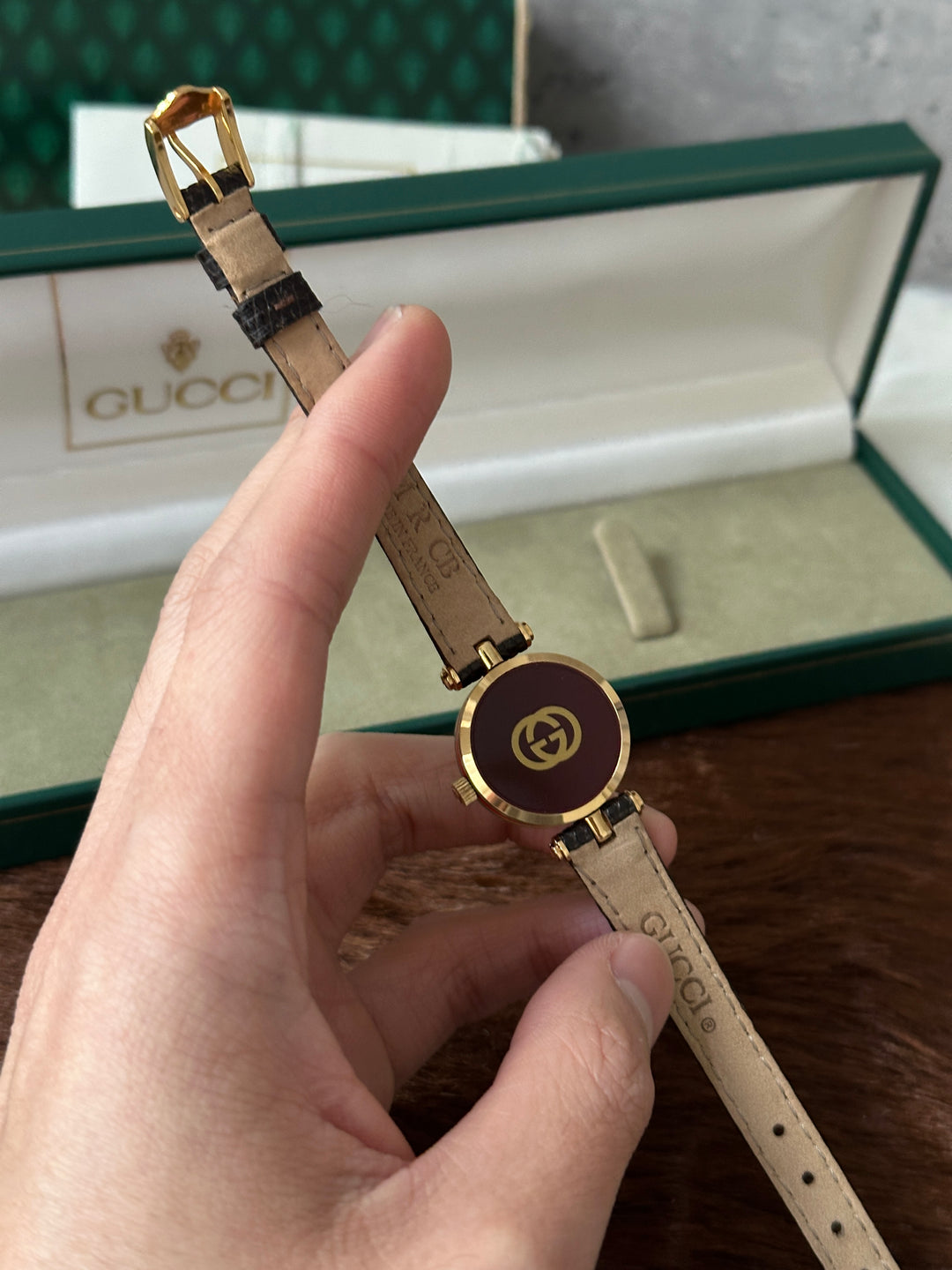 Gucci “Vintage Lizard Leather Watch” ⌚✨ | Full Set • Retro Charm • Iconic Stripe Detail