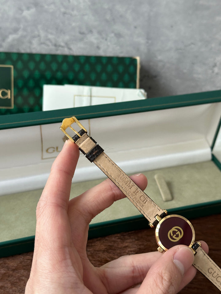 Gucci “Vintage Lizard Leather Watch” ⌚✨ | Full Set • Retro Charm • Iconic Stripe Detail