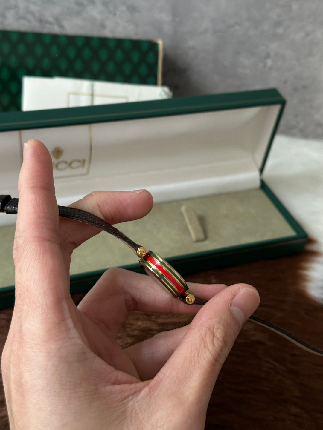 Gucci “Vintage Lizard Leather Watch” ⌚✨ | Full Set • Retro Charm • Iconic Stripe Detail