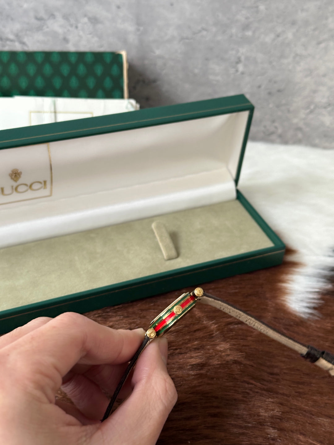 Gucci “Vintage Lizard Leather Watch” ⌚✨ | Full Set • Retro Charm • Iconic Stripe Detail