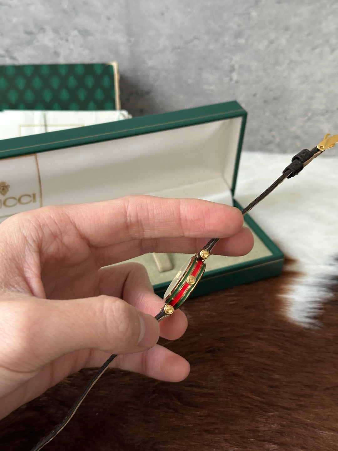 Gucci “Vintage Lizard Leather Watch” ⌚✨ | Full Set • Retro Charm • Iconic Stripe Detail