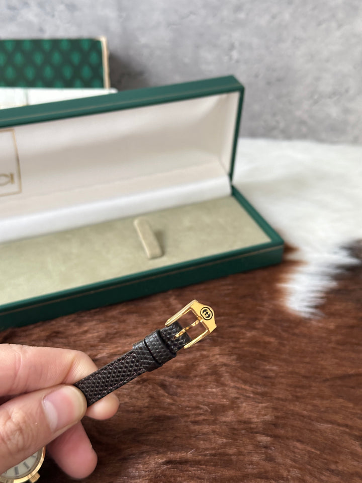 Gucci “Vintage Lizard Leather Watch” ⌚✨ | Full Set • Retro Charm • Iconic Stripe Detail