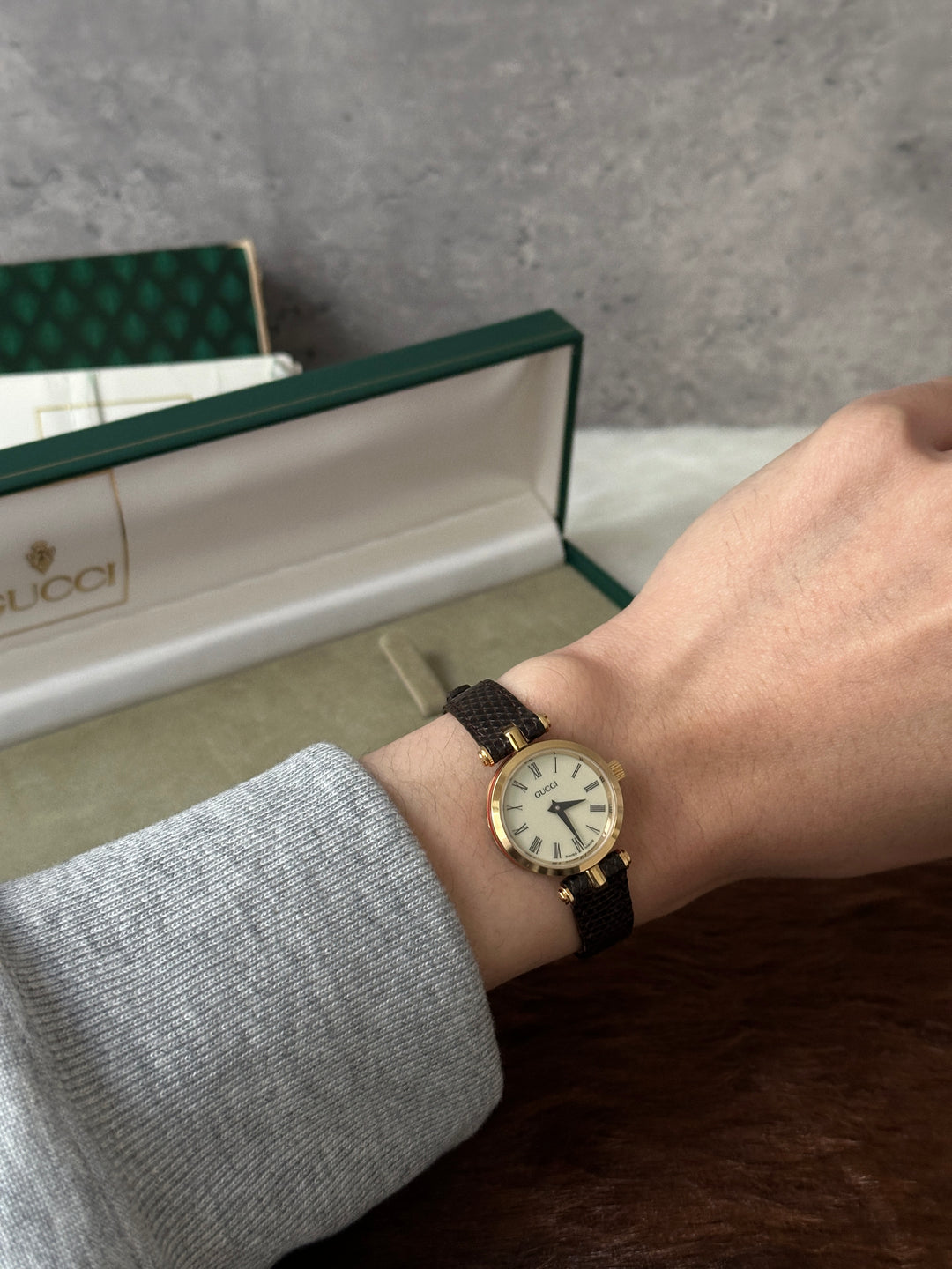 Gucci “Vintage Lizard Leather Watch” ⌚✨ | Full Set • Retro Charm • Iconic Stripe Detail