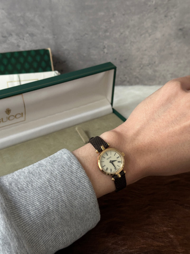 Gucci “Vintage Lizard Leather Watch” ⌚✨ | Full Set • Retro Charm • Iconic Stripe Detail