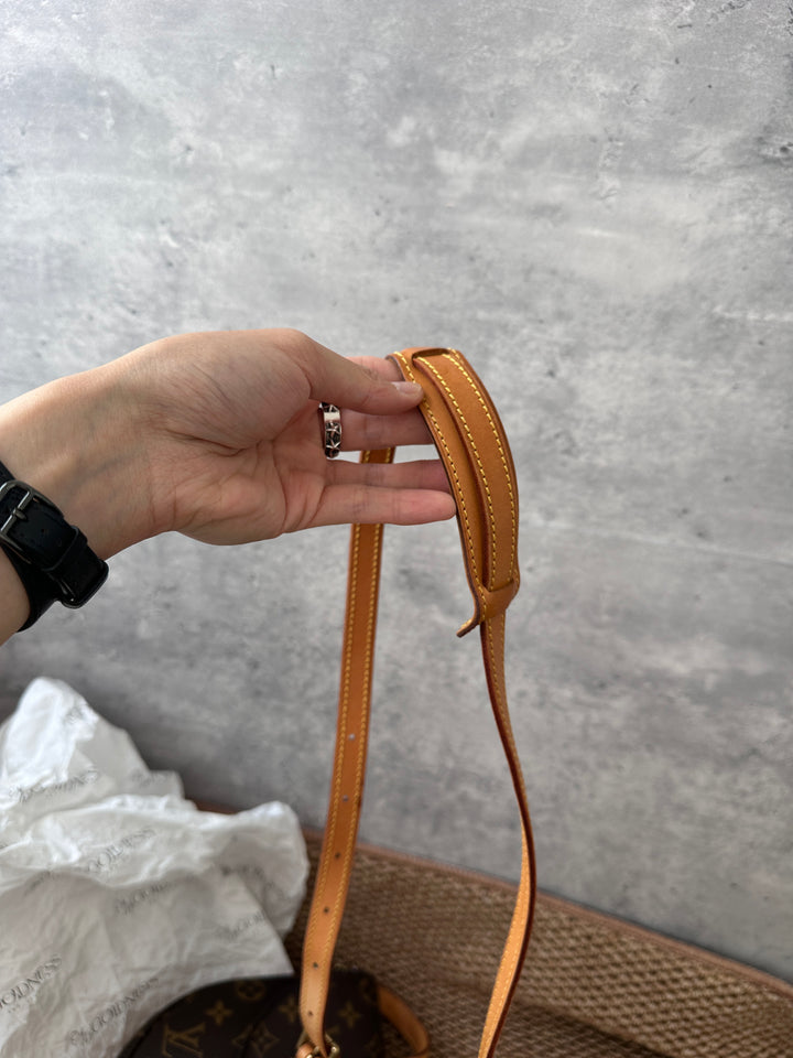 LOUIS VUITTON Monogram Vintage Small Shield Bag 🤎