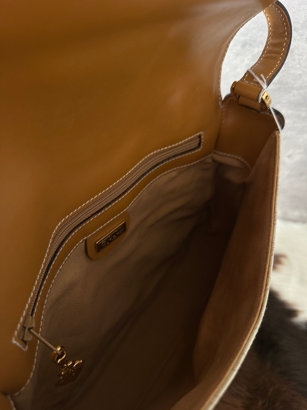 Gucci “Caramel Leather Trim Crossbody” 🤎✨ | Light Monogram PVC • Ultra Durable • Classic GG Gold Detail