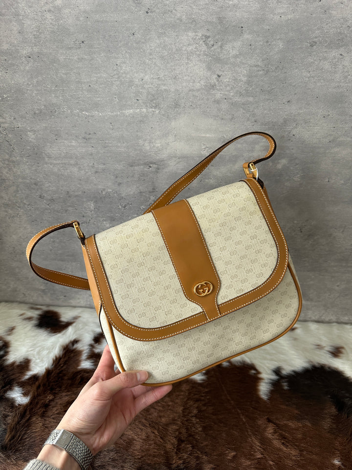Gucci “Caramel Leather Trim Crossbody” 🤎✨ | Light Monogram PVC • Ultra Durable • Classic GG Gold Detail