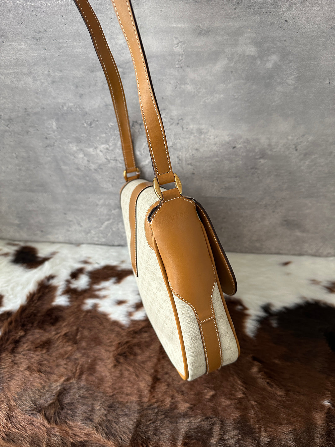 Gucci “Caramel Leather Trim Crossbody” 🤎✨ | Light Monogram PVC • Ultra Durable • Classic GG Gold Detail