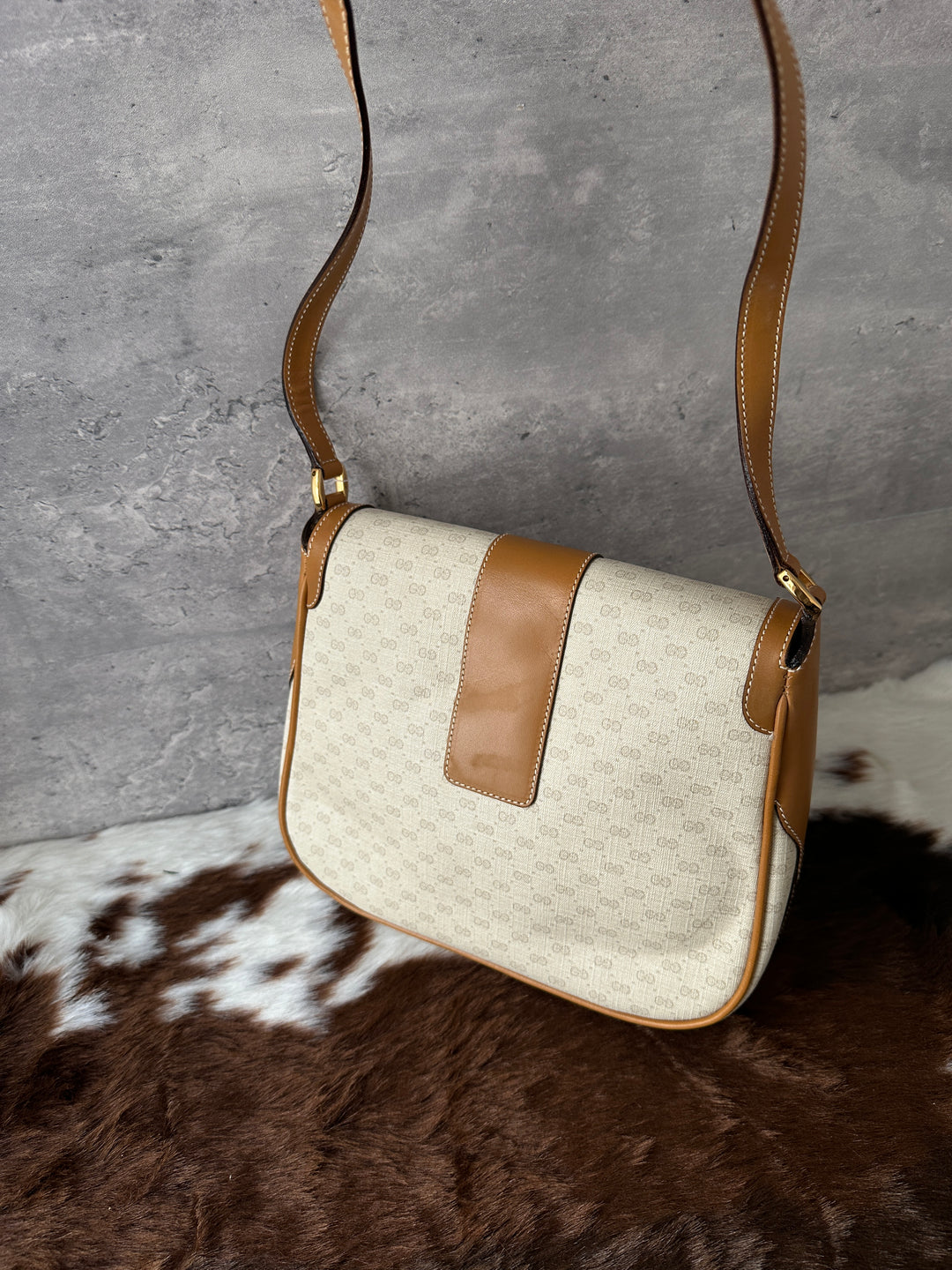 Gucci “Caramel Leather Trim Crossbody” 🤎✨ | Light Monogram PVC • Ultra Durable • Classic GG Gold Detail