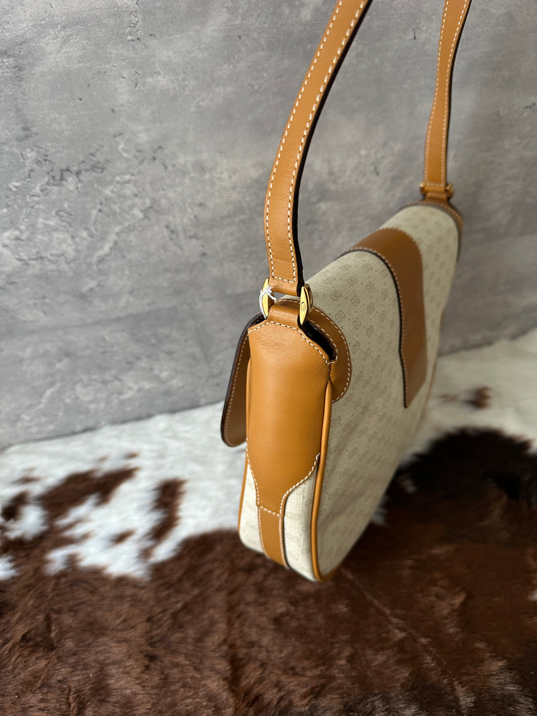 Gucci “Caramel Leather Trim Crossbody” 🤎✨ | Light Monogram PVC • Ultra Durable • Classic GG Gold Detail