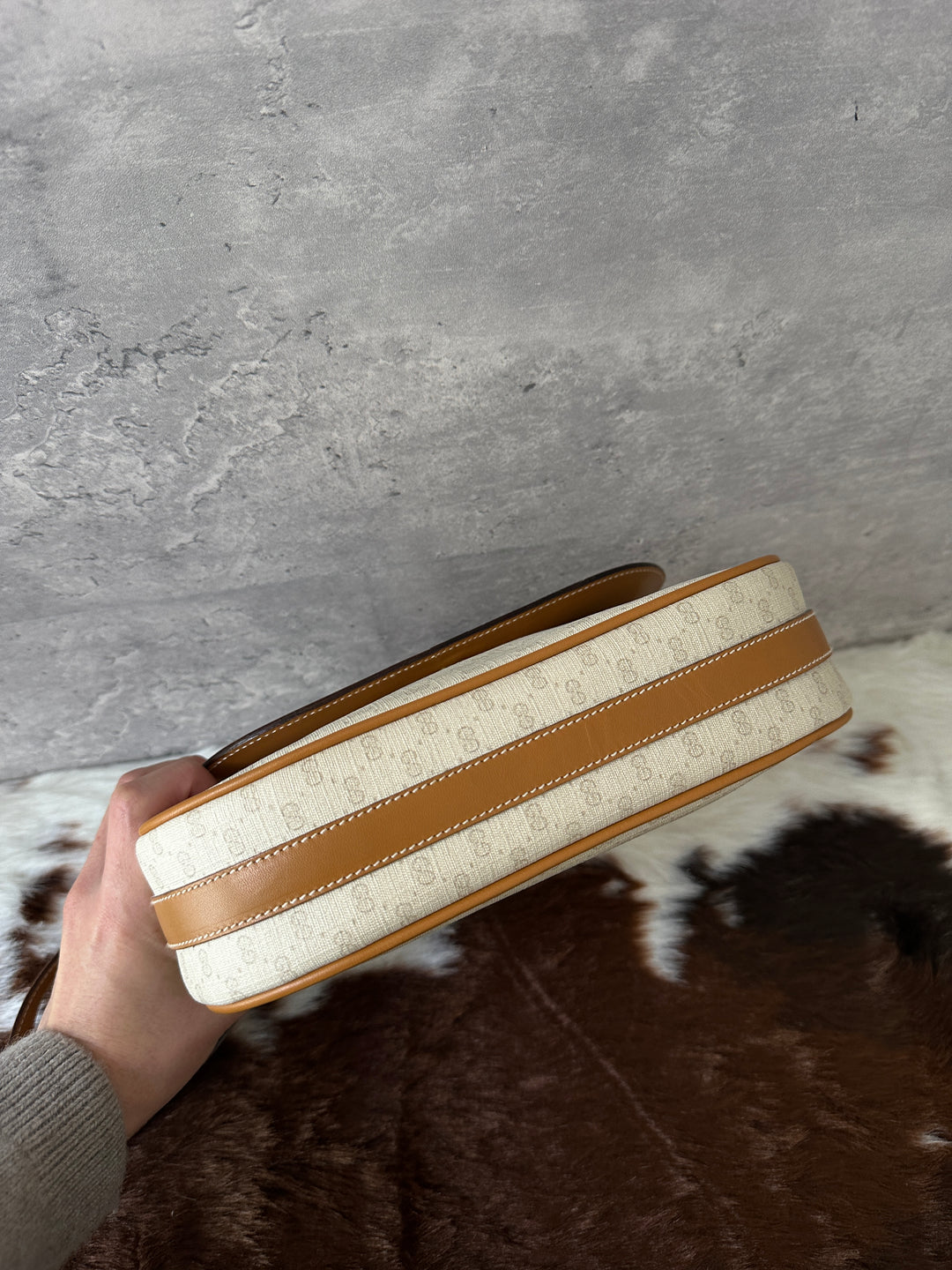 Gucci “Caramel Leather Trim Crossbody” 🤎✨ | Light Monogram PVC • Ultra Durable • Classic GG Gold Detail