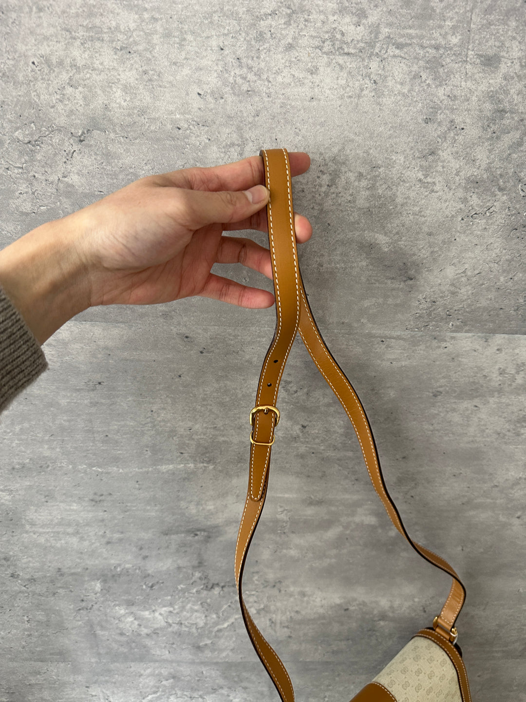 Gucci “Caramel Leather Trim Crossbody” 🤎✨ | Light Monogram PVC • Ultra Durable • Classic GG Gold Detail