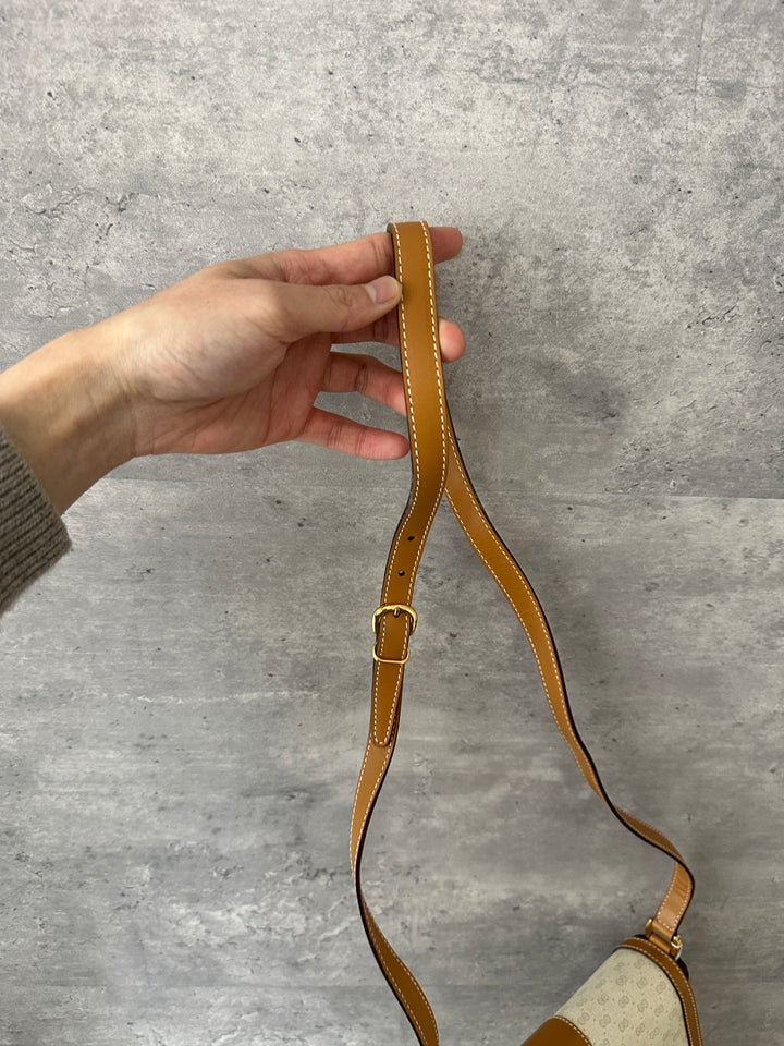 Gucci “Caramel Leather Trim Crossbody” 🤎✨ | Light Monogram PVC • Ultra Durable • Classic GG Gold Detail