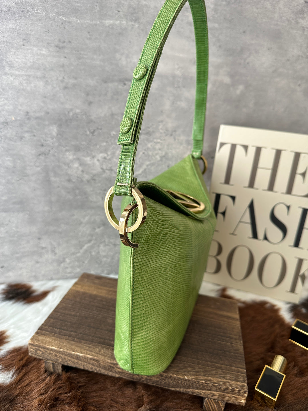 Valentino Lizard-Embossed Shoulder / Crossbody Bag 💚｜Fresh Green Statement × Refined Textured Finish × Versatile Adjustable Strap