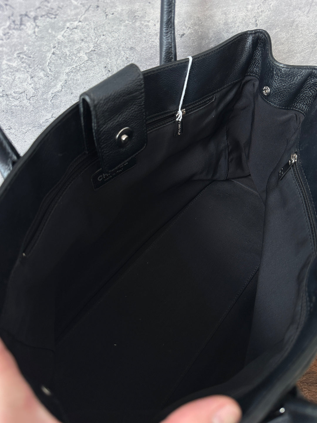 Chanel “Black Caviar Leather Silver-CC Shoulder Tote” 🖤✨ | Durable Luxury & Laptop-Friendly Capacity