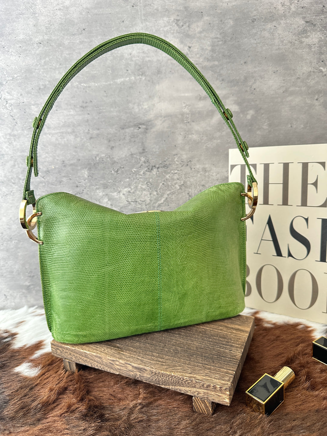 Valentino Lizard-Embossed Shoulder / Crossbody Bag 💚｜Fresh Green Statement × Refined Textured Finish × Versatile Adjustable Strap