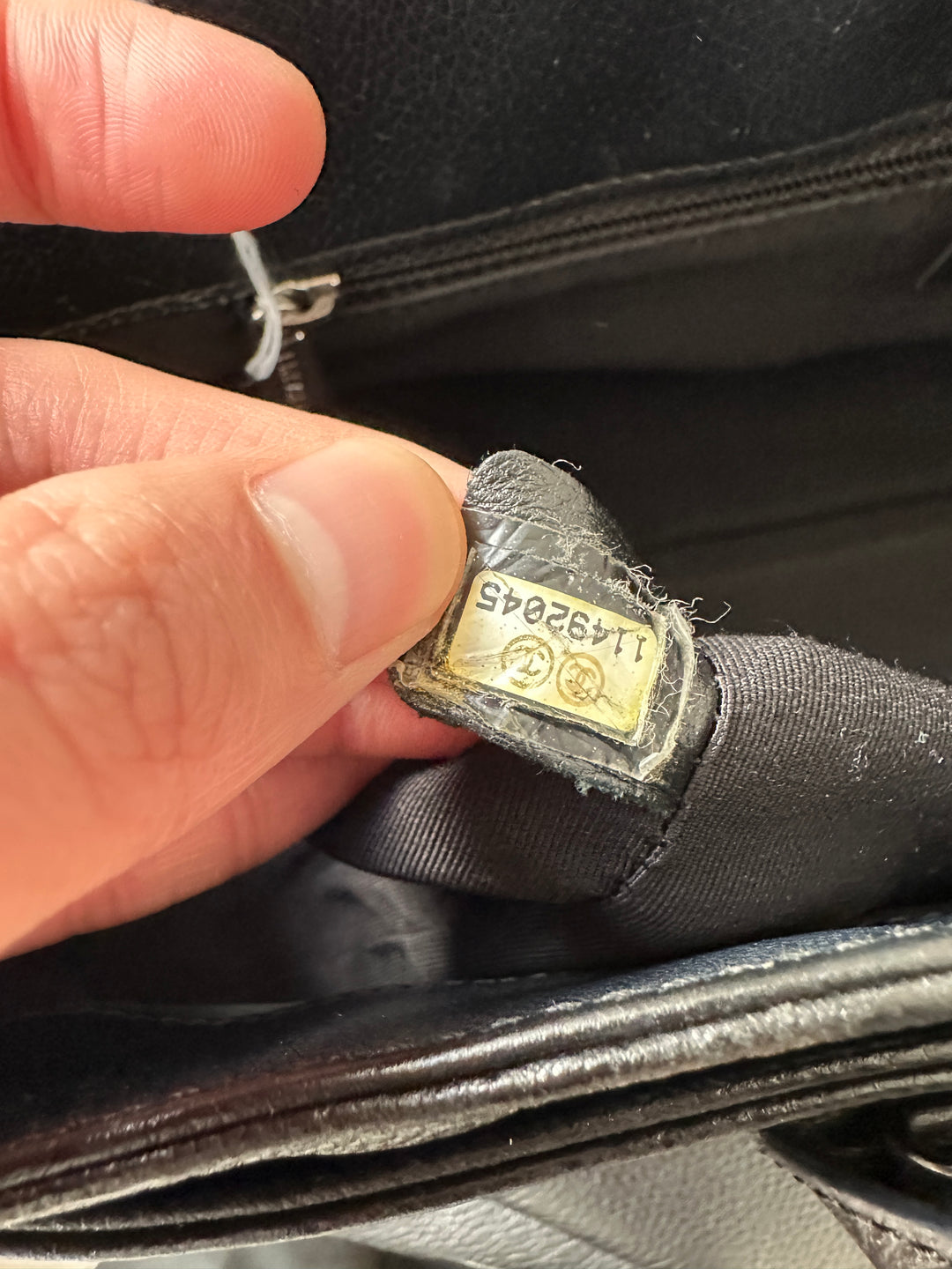 Chanel “Black Caviar Leather Silver-CC Shoulder Tote” 🖤✨ | Durable Luxury & Laptop-Friendly Capacity