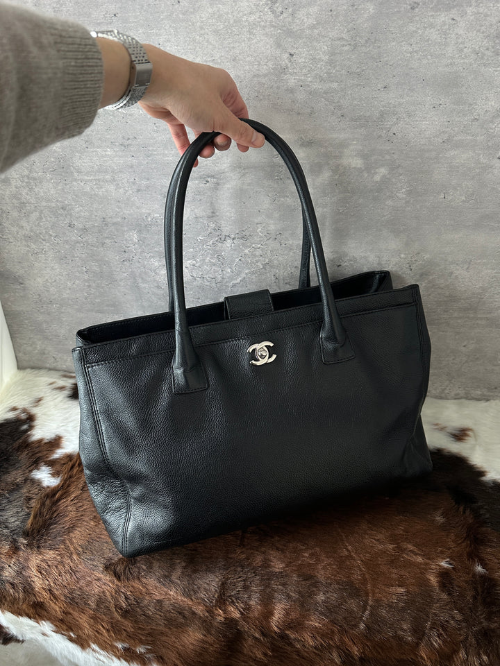 Chanel “Black Caviar Leather Silver-CC Shoulder Tote” 🖤✨ | Durable Luxury & Laptop-Friendly Capacity