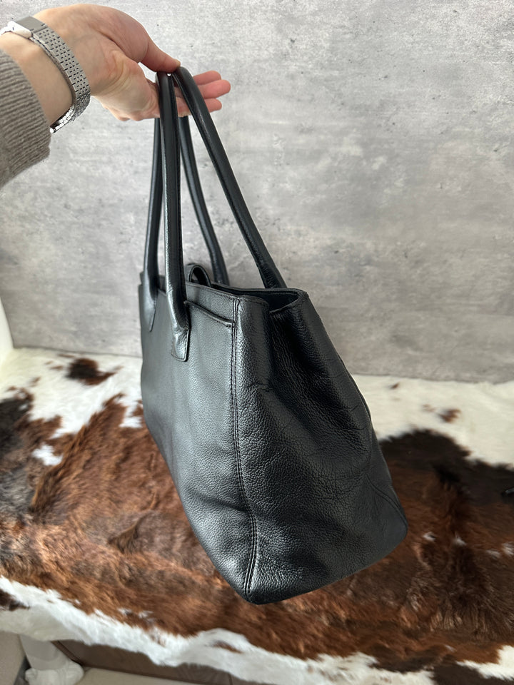 Chanel “Black Caviar Leather Silver-CC Shoulder Tote” 🖤✨ | Durable Luxury & Laptop-Friendly Capacity