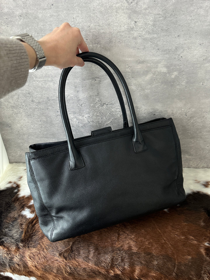 Chanel “Black Caviar Leather Silver-CC Shoulder Tote” 🖤✨ | Durable Luxury & Laptop-Friendly Capacity