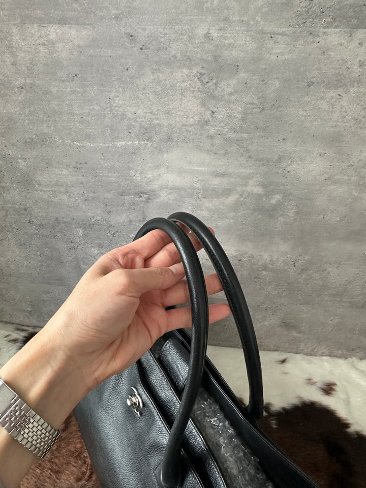 Chanel “Black Caviar Leather Silver-CC Shoulder Tote” 🖤✨ | Durable Luxury & Laptop-Friendly Capacity