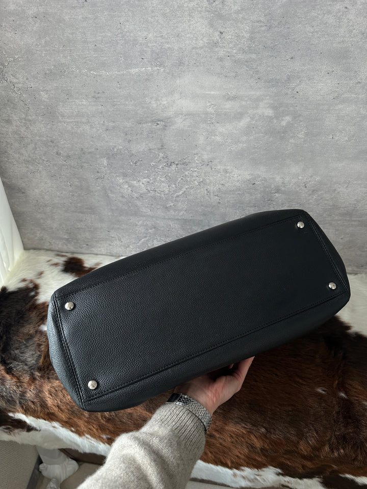 Chanel “Black Caviar Leather Silver-CC Shoulder Tote” 🖤✨ | Durable Luxury & Laptop-Friendly Capacity