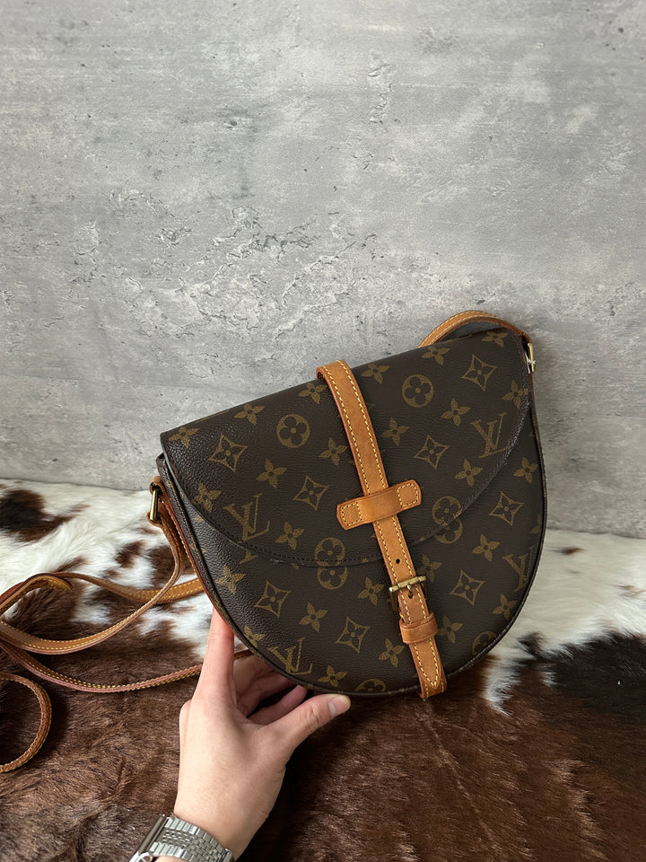 Louis Vuitton “Vintage Shield Crossbody” 🤎✨ | Ultra-Rare Arch Silhouette