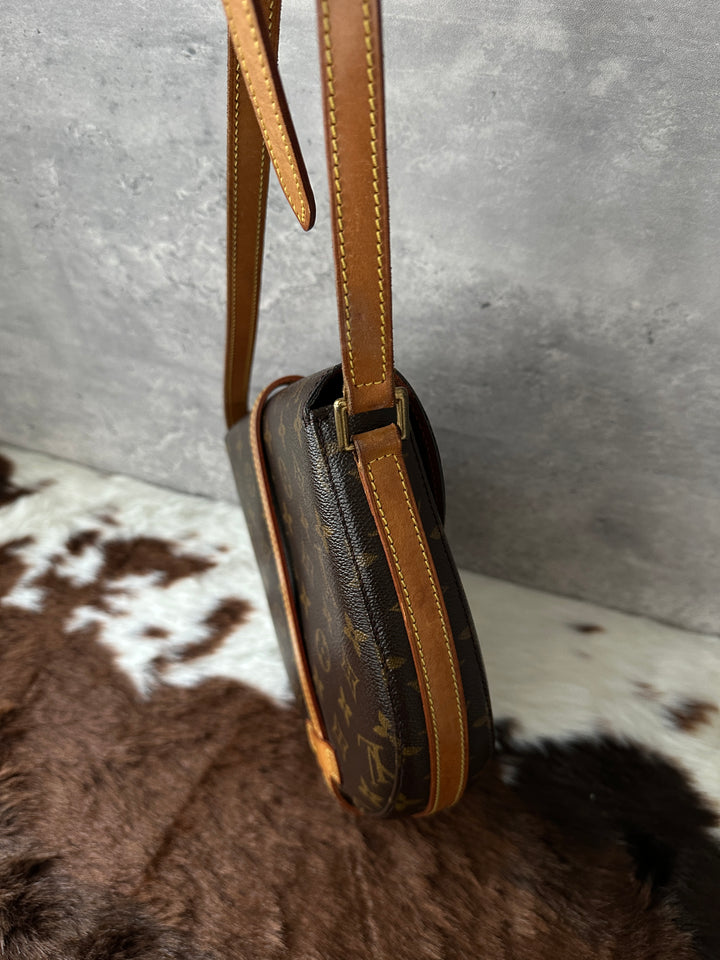 Louis Vuitton “Vintage Shield Crossbody” 🤎✨ | Ultra-Rare Arch Silhouette