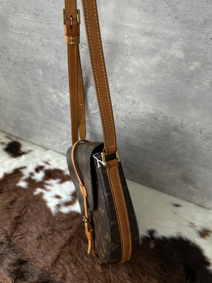 Louis Vuitton “Vintage Shield Crossbody” 🤎✨ | Ultra-Rare Arch Silhouette