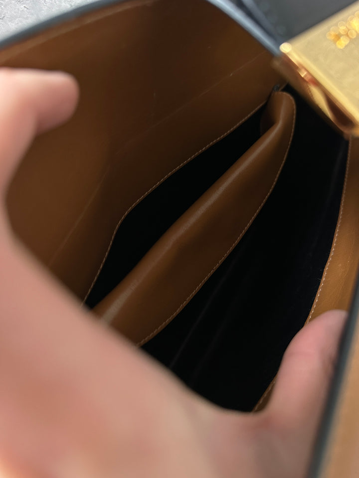 PRADA 🤎 Milk Caramel Leather Tote｜Structured Boxy Shape × Elegant Turn-Lock × Daily Sophistication