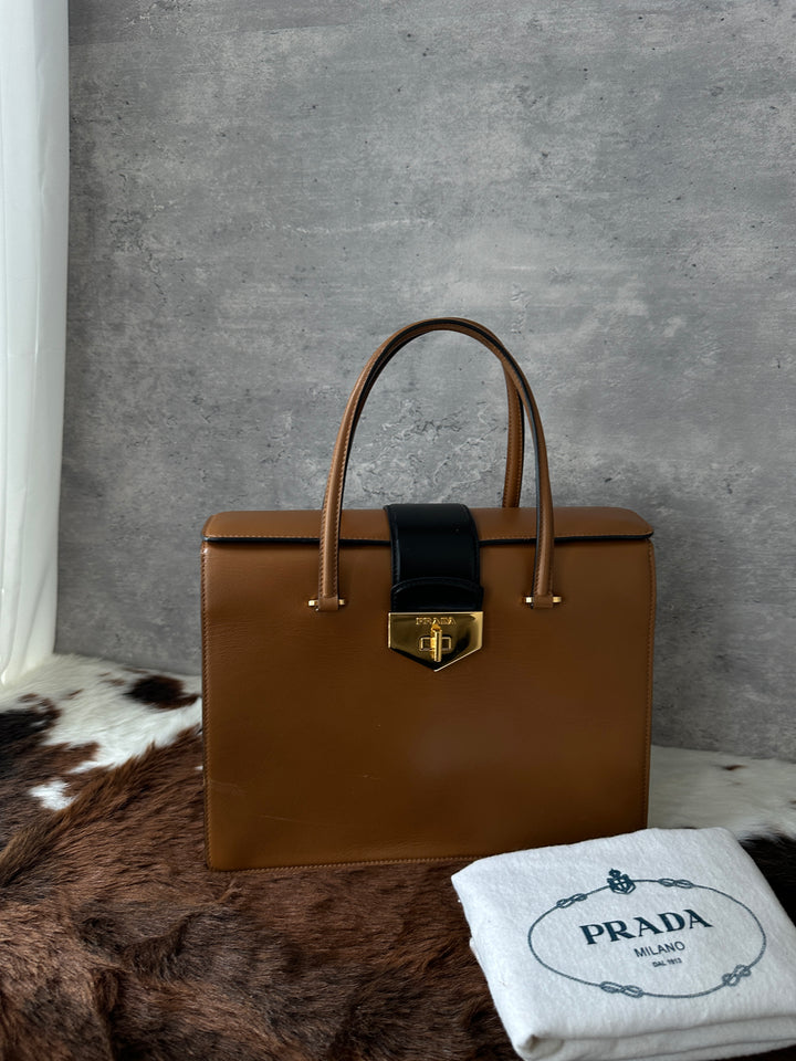PRADA 🤎 Milk Caramel Leather Tote｜Structured Boxy Shape × Elegant Turn-Lock × Daily Sophistication