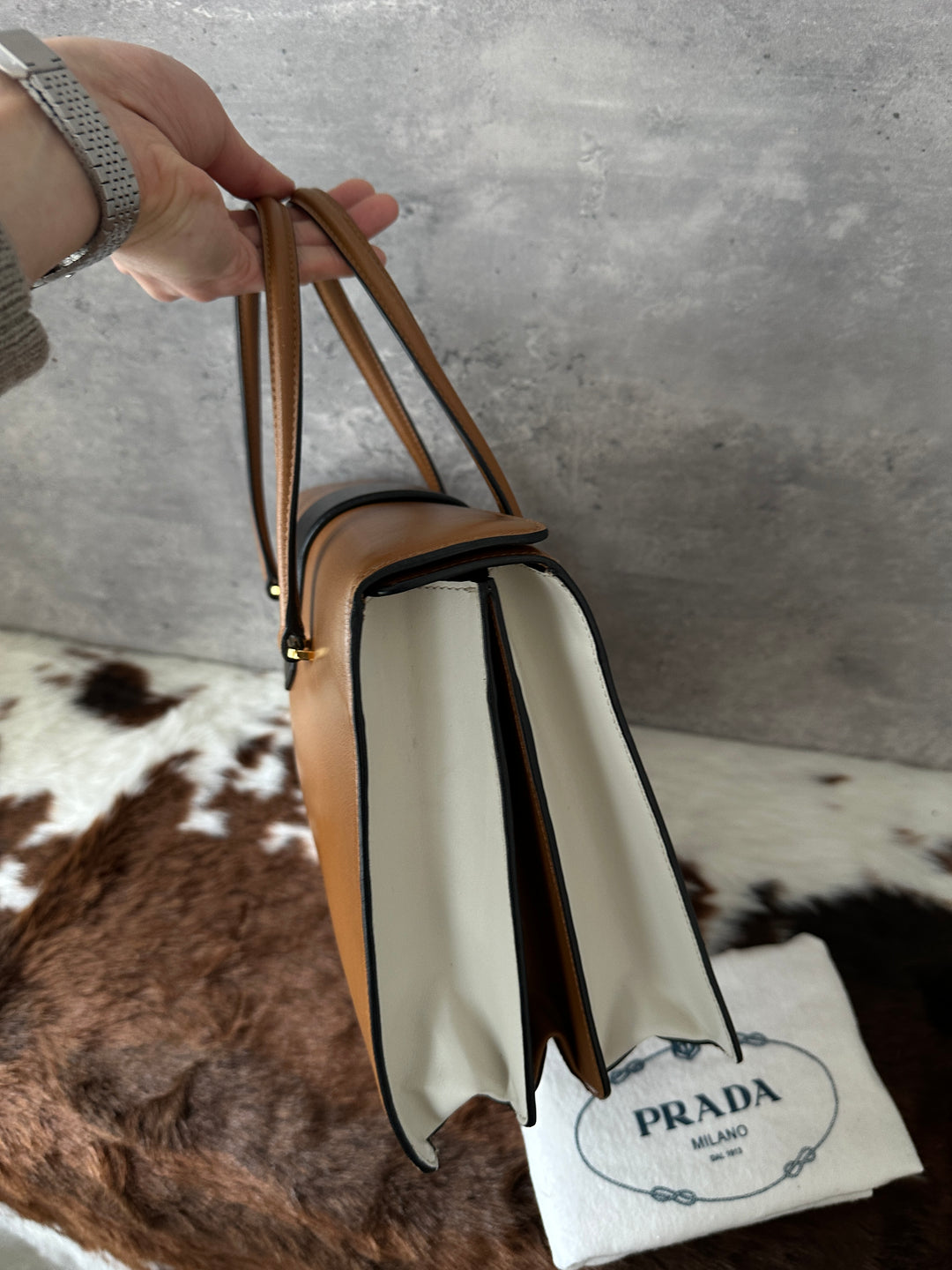 PRADA 🤎 Milk Caramel Leather Tote｜Structured Boxy Shape × Elegant Turn-Lock × Daily Sophistication