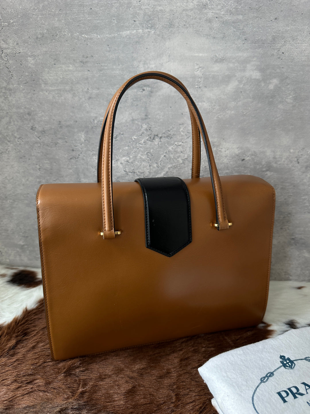 PRADA 🤎 Milk Caramel Leather Tote｜Structured Boxy Shape × Elegant Turn-Lock × Daily Sophistication