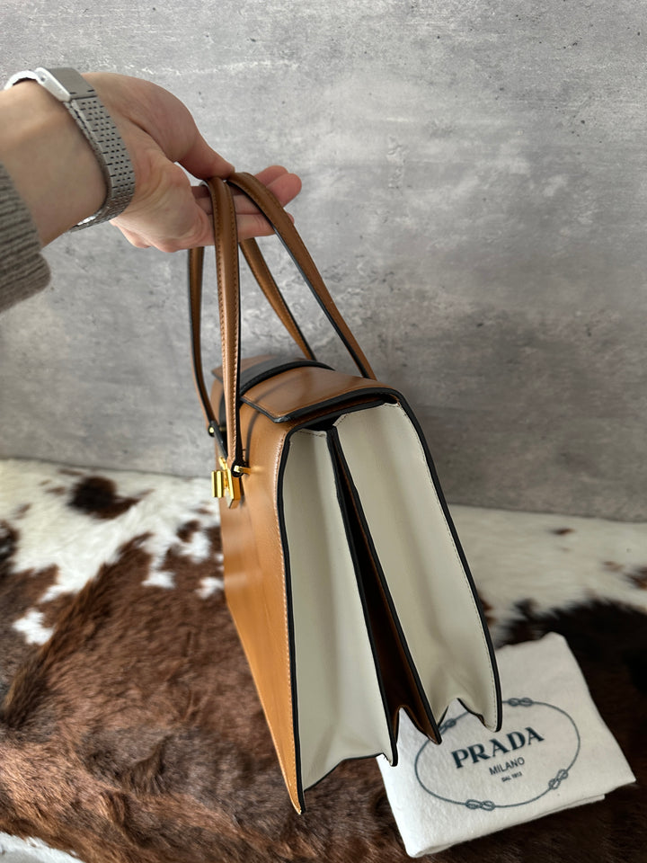 PRADA 🤎 Milk Caramel Leather Tote｜Structured Boxy Shape × Elegant Turn-Lock × Daily Sophistication