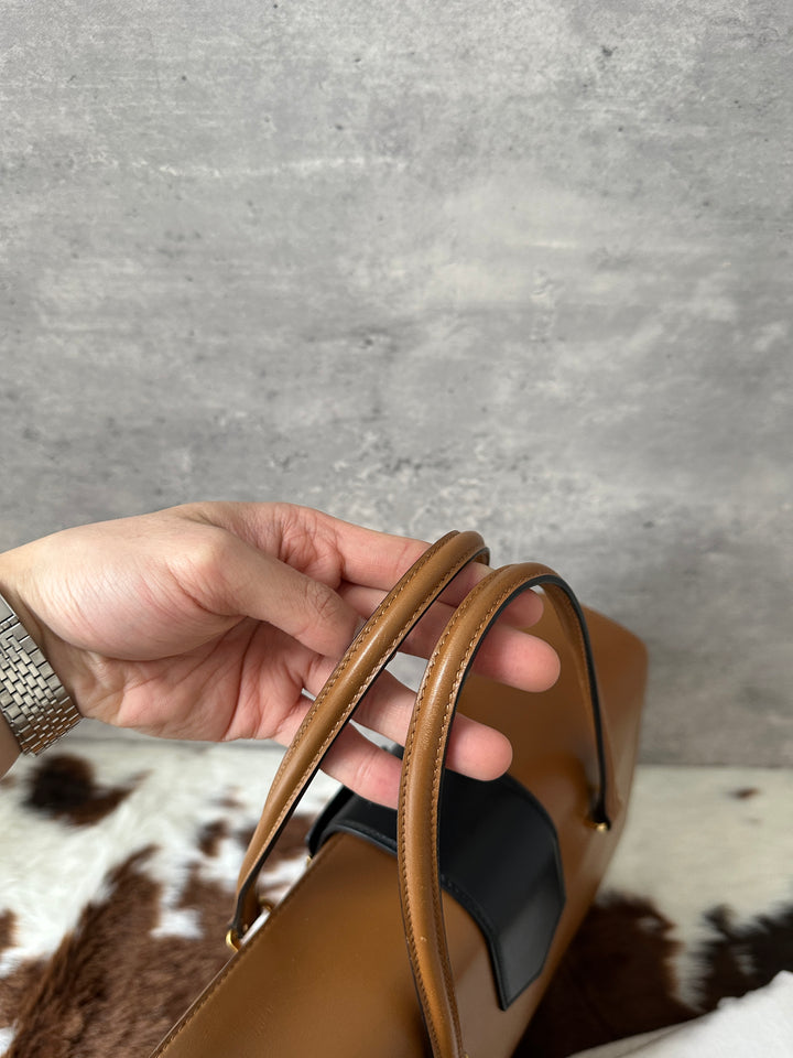 PRADA 🤎 Milk Caramel Leather Tote｜Structured Boxy Shape × Elegant Turn-Lock × Daily Sophistication