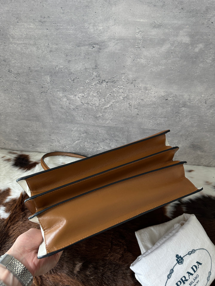 PRADA 🤎 Milk Caramel Leather Tote｜Structured Boxy Shape × Elegant Turn-Lock × Daily Sophistication