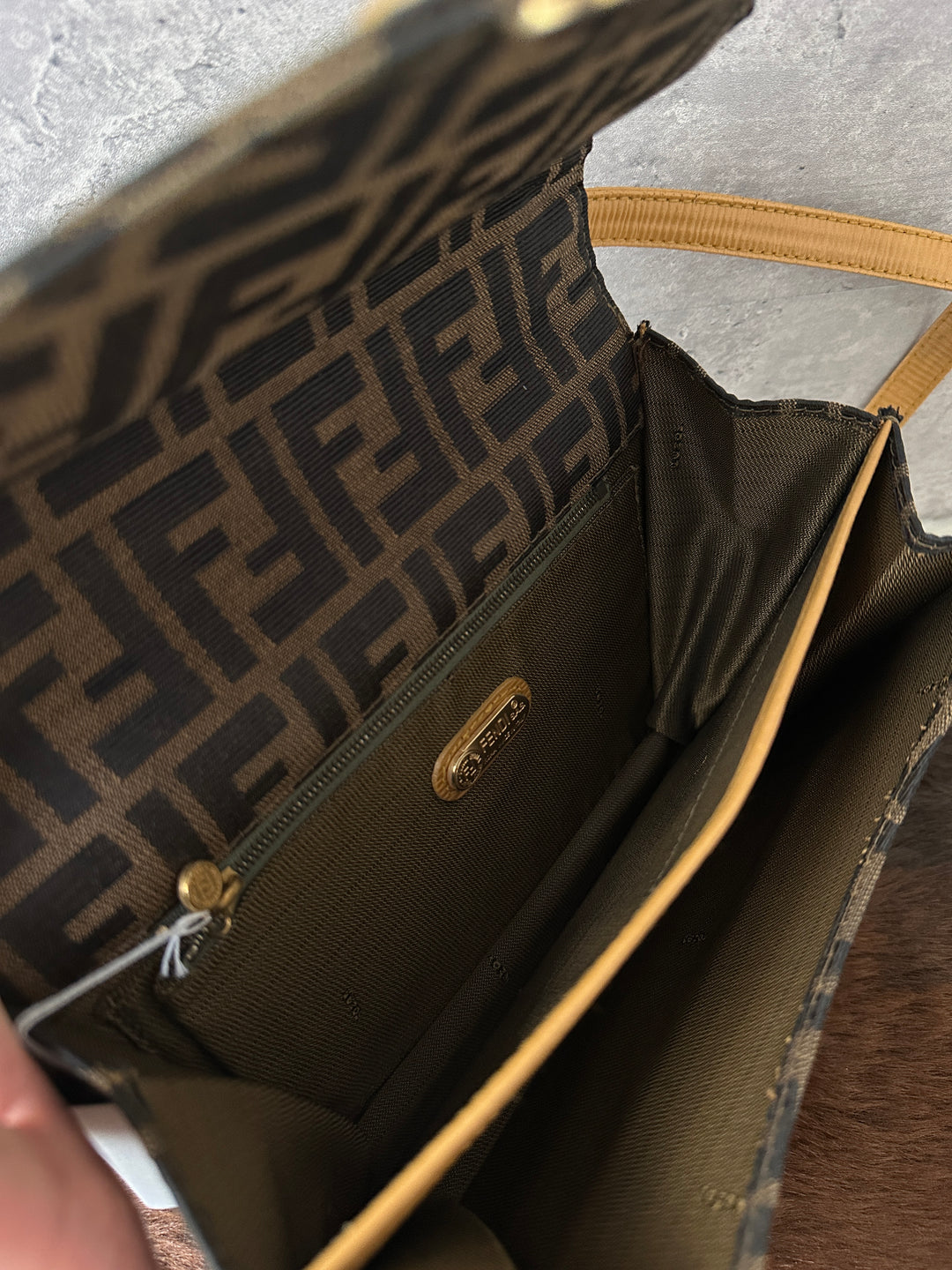 FENDI 🤎 FF Monogram Constance-Style Shoulder Bag｜Rare Vintage Find × Chic Structured Shape × Iconic Gold Hardware