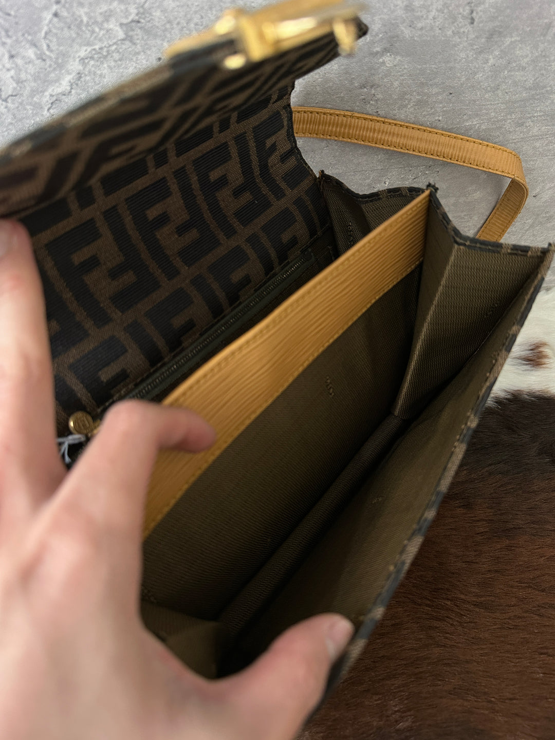 FENDI 🤎 FF Monogram Constance-Style Shoulder Bag｜Rare Vintage Find × Chic Structured Shape × Iconic Gold Hardware