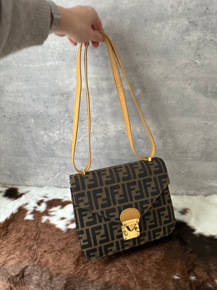 FENDI 🤎 FF Monogram Constance-Style Shoulder Bag｜Rare Vintage Find × Chic Structured Shape × Iconic Gold Hardware