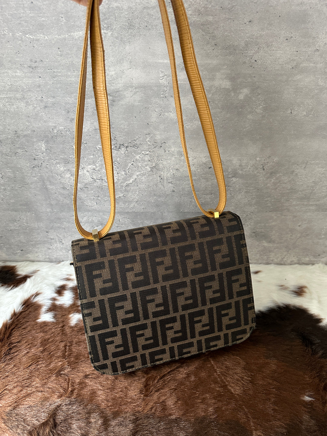 FENDI 🤎 FF Monogram Constance-Style Shoulder Bag｜Rare Vintage Find × Chic Structured Shape × Iconic Gold Hardware