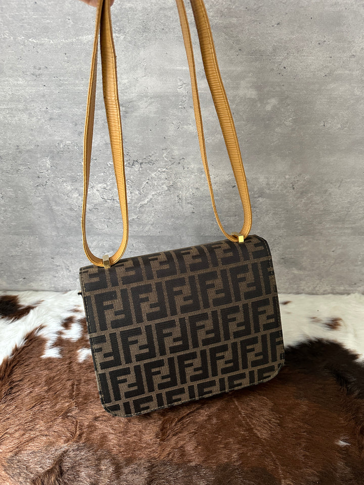 FENDI 🤎 FF Monogram Constance-Style Shoulder Bag｜Rare Vintage Find × Chic Structured Shape × Iconic Gold Hardware