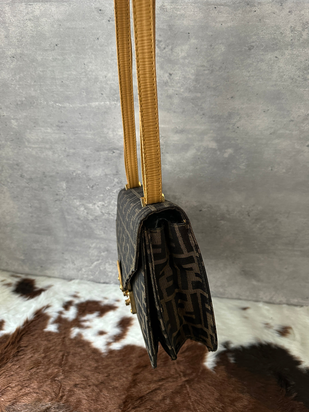 FENDI 🤎 FF Monogram Constance-Style Shoulder Bag｜Rare Vintage Find × Chic Structured Shape × Iconic Gold Hardware