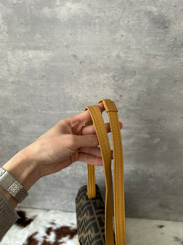 FENDI 🤎 FF Monogram Constance-Style Shoulder Bag｜Rare Vintage Find × Chic Structured Shape × Iconic Gold Hardware